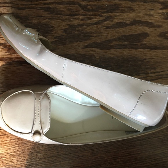 NINE WEST Tan Glossy Flats Size 8 - Picture 5 of 7